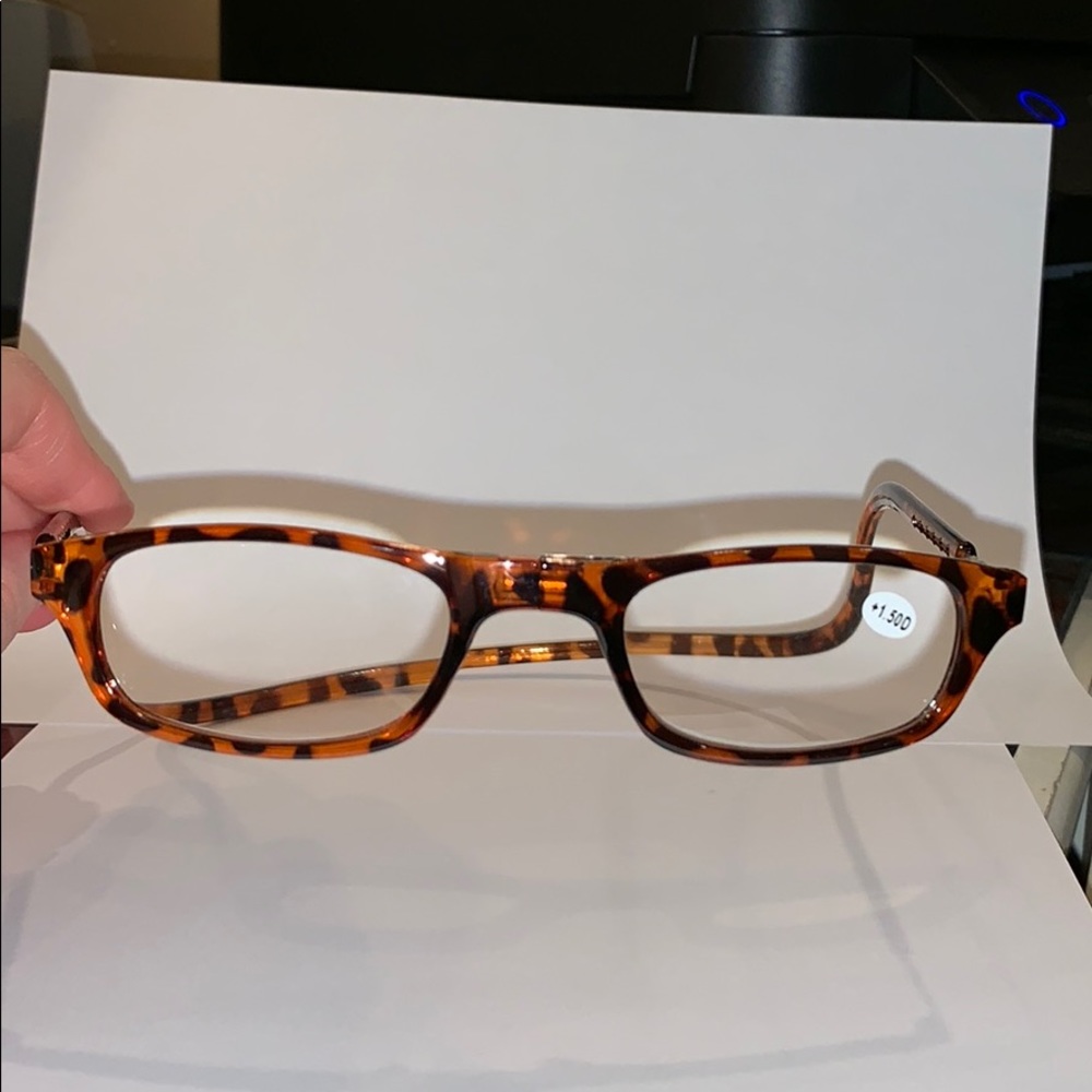 Readers with magnetic connector
